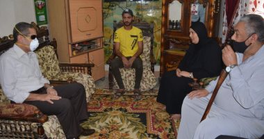 محافظ الغربية يعزى أسرة الشهيد "عرفة" ويطلق اسمه على مدرسة بكفر الزيات
