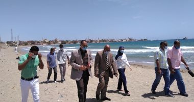 رئيس مدينة القصير يتفقد الشاطئ العام وشوارع المدينة برفقة قيادات الوحدة المحلية.. صور
