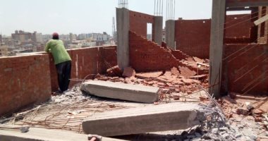 صور.. إزالة اعمال بناء دور مخالف ببرج سكنى بطنطا حتى سطح الأرض