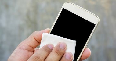 دليلك الشامل لتنظيف شاشة موبايلك الذكي.. التفاصيل