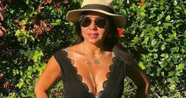 بفستان أسود.. رانيا يوسف تستمع بالأجازة الصيفية فى جلسة تصوير جديدة