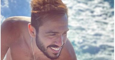 استمر بالابتسامة.. كهربا يستمتع بأجازته فى البحر خلال توقف الدورى