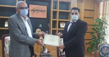 رئيس جامعة المنصورة يكرم الطالب مخترع الروبوت لخدمة مصابى فيروس كورونا 