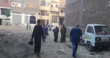 صور.. قيادات مدينة إسنا يتابعون شكاوى طفح بيارات الصرف الصحى بالشوارع