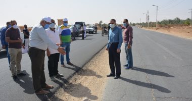 محافظ الوادى الجديد يوجه بسرعة تركيب فواصل الازدواج بطريق البرمودى بالخارجة