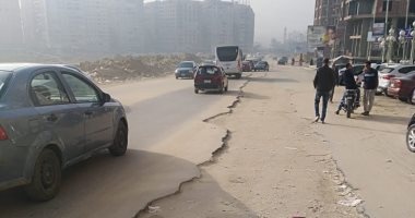 أهالى المعراج يشكون تهالك الشارع الرئيسى ومخلفات البناء والكلاب الضالة