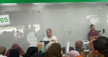 خوفا من كورونا.. شكوى من زحام شديد أمام مكتب بريد شبين القناطر قليوبية