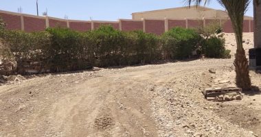 إزالة التعديات بمنطقة تقسيم التليفزيون في سفاجا تمهيدا لأعمال الرصف..صور 