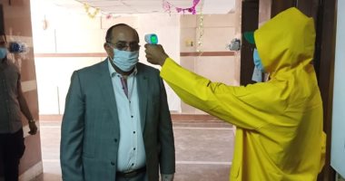 مهندسين القاهرة تقيس حرارة المترددين على النقابة وتلزم الموظفين بالكمامات.. صور