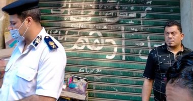 صور.. غلق وتشميع 16 محلا بدون ترخيص في حى جمرك الإسكندرية