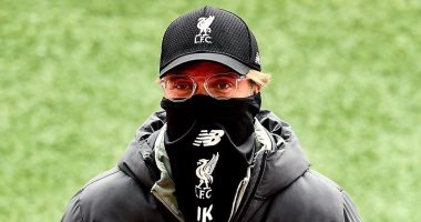 يورجن كلوب بالكمامة فى تدريبات ليفربول استعدادا لعودة الدوري الإنجليزى.. صورة