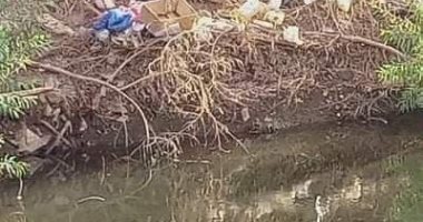 سيبها علينا.. قارىء يشكو من إلقاء مخلفات مستشفى عزل فرطوش فى الترعة