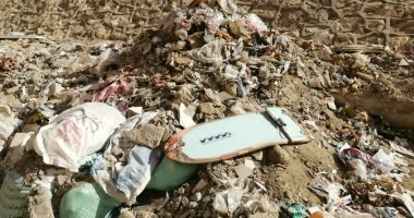 سكان حدائق أكتوبر يشكون من انتشار مخلفات المبانى على جانبى الطريق 