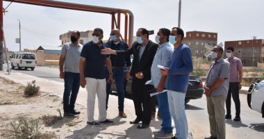 محافظ مطروح: تسوية وإزالة الأتربة فى الجزيرة الوسطى بمدخل حى الشروق