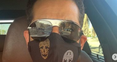 فى ناس ما تفرقش عن الكورونا كتير.. عمرو سعد ينصح بوضع سدادة فى الأذن مع الكمامة