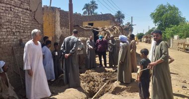 توصيل مياه الشرب بعد صيانة خط رئيسى بإدفو أسوان.. صور