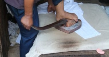 المكوجى الرجل.. مهنة قديمة اشتهرت فى الأفلام العربية تحارب الاندثار