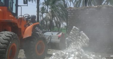 مدينة الأقصر تواصل حملات إزالة التعديات وتنفذ 6 قرارات.. صور