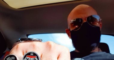 خواتم وكمامة ونظارة شمس.. صورة جديدة للفنان أحمد مكى على انستجرام 