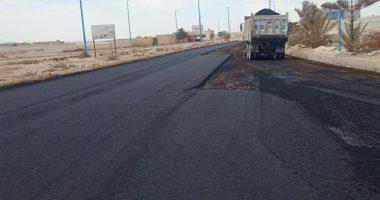 بدء أعمال رصف ووضع الطبقة الاسفلتية بطريق سملا علم الروم بمدينة مطروح