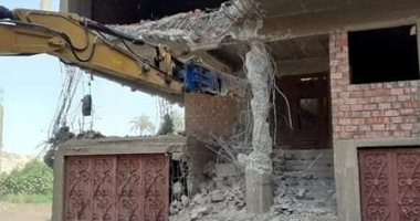 إزالة 3 حالات مخالفات بناء بدون ترخيص بالمنيا.. صور
