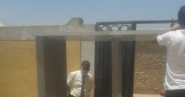 بدء تثبيت بوابات التعقيم أمام لجان امتحانات الثانوية العامة بالقاهرة.. صور