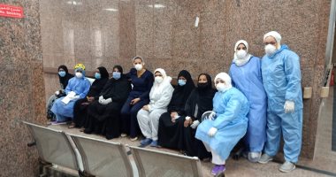 صور .. خروج 21 شخصا بعد التعافى من فيروس كورونا بمستشفى الأقصر العام