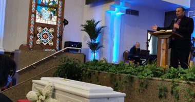 رئيس الطائفة الإنجيلية يشيع جثمان والدة زوجته من كنيسة مصر الجديدة.. صور