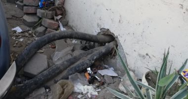 قارئ يشكو من خروج كابلات كهربائية من العقار 35 بشارع المقريزى فى مصر الجديدة