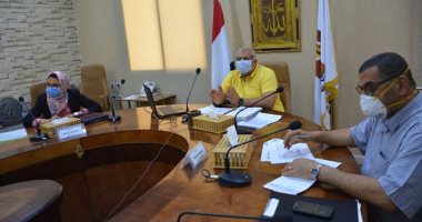 محافظ الوادى الجديد يبحث ملفات التقنين وتراخيص البناء واستعدادات الثانوية