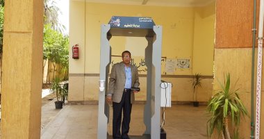 رئيس جامعة الأقصر يتابع تركيب كبائن التعقيم بالكليات قبل الامتحانات.. صور
