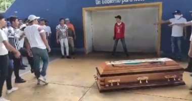 مراهق يسجل هدفا بعد وفاته ووضعه فى التابوت.. فيديو