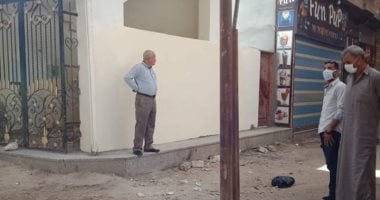 نقل عمود إنارة يتوسط أحد شوارع مدينة الحسينية لخطورته على الأهالى