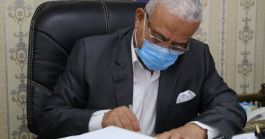 محافظ السويس يعتمد الشهادة الإعدادية بنسبة نجاح 100%.. صور