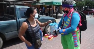 مهرجون يتسولون في شوارع جواتيمالا بعد توقف عروضهم بسبب كورونا.. فيديو