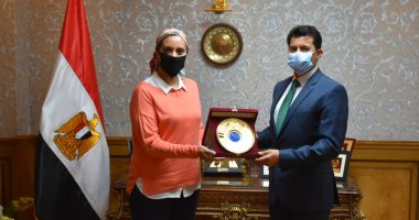 وزير الرياضة يكرم آية مدنى ويدعوها للمشاركة فى لجنة المشروع القومى للموهبة