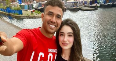 بقلب أحمر.. محمود تريزيجيه فى نزهة مع زوجته بشوارع بريطانيا