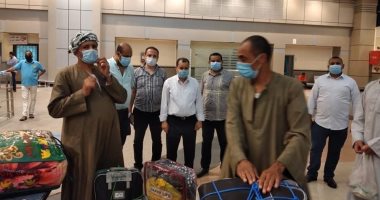 جمارك سفاجا: قدمنا كل التيسيرات لنقل وعودة 283 مصريا من السعودية.. صور