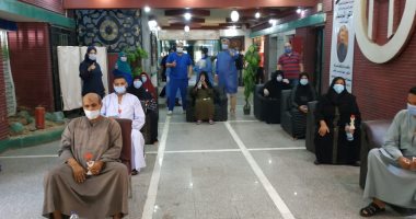 "صحة قنا": خروج 9 حالات بعد تعافيهم من كورونا بالمستشفى العام.. صور