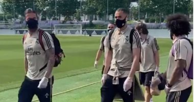 لاعبو ريال مدريد يتوجهون لأولى مبارياتهم بالتدابير الاحترازية.. فيديو وصور