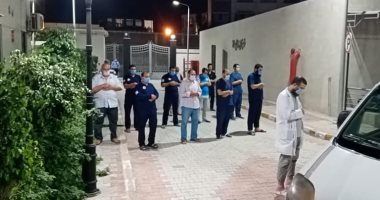 الفريق الطبى بـ"العجمى النموذجى" يؤدون صلاة الجنازة على ثانى شهداء العلاج الطبيعى بكورونا