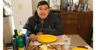 مارادونا ينفي إصابته بفيروس كورونا.. ويظهر بصحبه "شريحة لحم عملاقة"