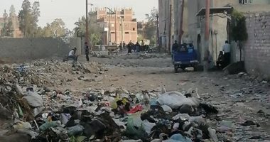 سيبها علينا.. شكوى من انتشار القمامة بقرية قراقص بالبحيرة