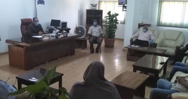 رئيس مدينة القصير يناقش استعدادات المدينة لامتحانات الثانوية العامة.. صور 