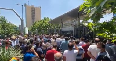 متضررون من نظام "نيما" فى إيران يطالبون باقالة رئيس البنك المركزى.. فيديو