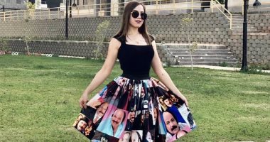 تخليدا لذكراه.. إيمي طلعت زكريا ترتدي "جيبة" مزينة بصور والدها الراحل