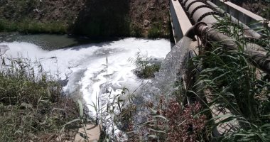 أهالى قرية الصليبه بالمنيا يشكون صرف المجارى فى مجرى مائى يروى الأرض الزراعية