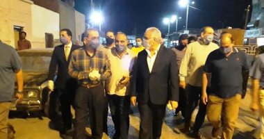 محافظ الإسماعيلية ومدير الأمن يقودان حملة لإخلاء سوق الجمعة من الباعة.. صور