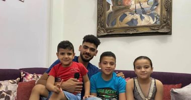 أفضل حارس يد فى العالم يزور أسرة الشهيد المنسى