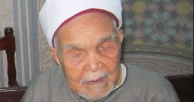 من عاش لشىء مات عليه.. الشيخ عبدالعاطى أقدم محفظ قرآن بالأقصر يتلو آيات الذكر الحكيم قبل لحظات من وفاته بكورونا.. نجله: عاش محفظا للقرآن ومات تاليه له.. ويؤكد: حفظ المئات لمدة 60 سنة ونحتسبه من الشهداء